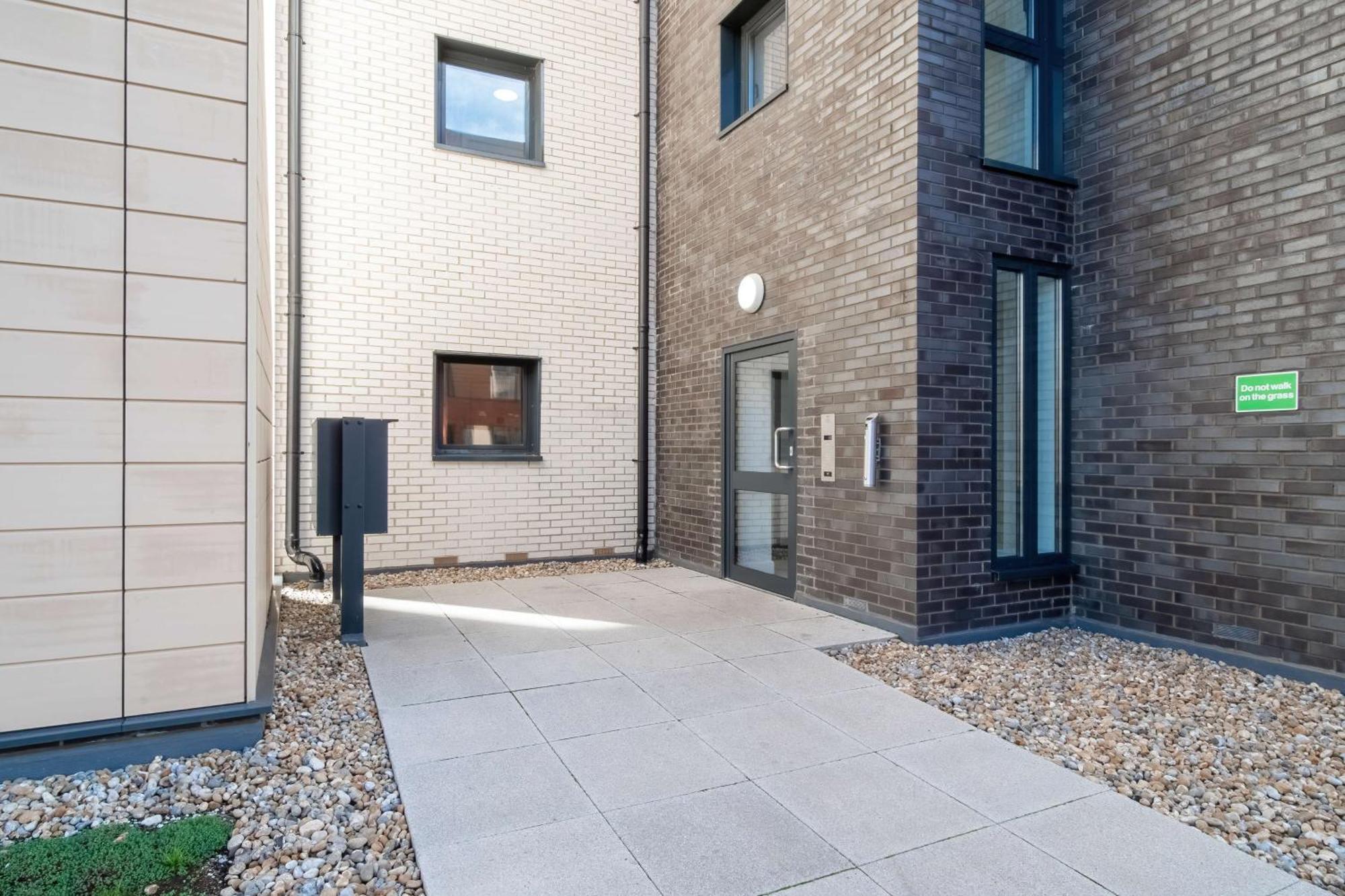 Modern Apartments With Free Parking Near Heathrow Colnbrook Εξωτερικό φωτογραφία